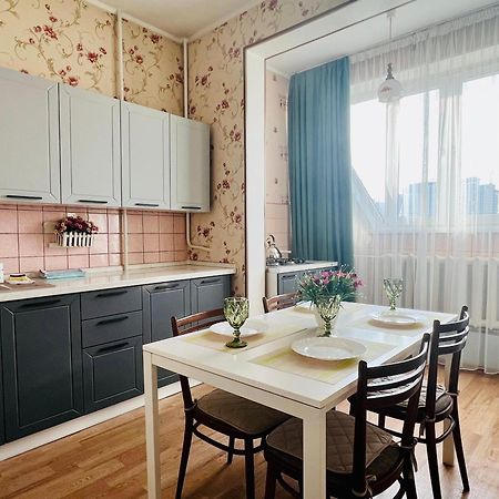 Cozy Three-Room Apartment With Mountain View Алматы Экстерьер фото