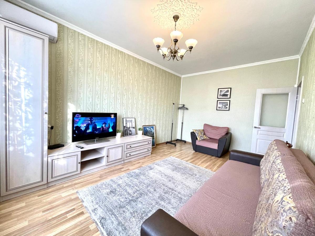 Cozy Three-Room Apartment With Mountain View Алматы Экстерьер фото