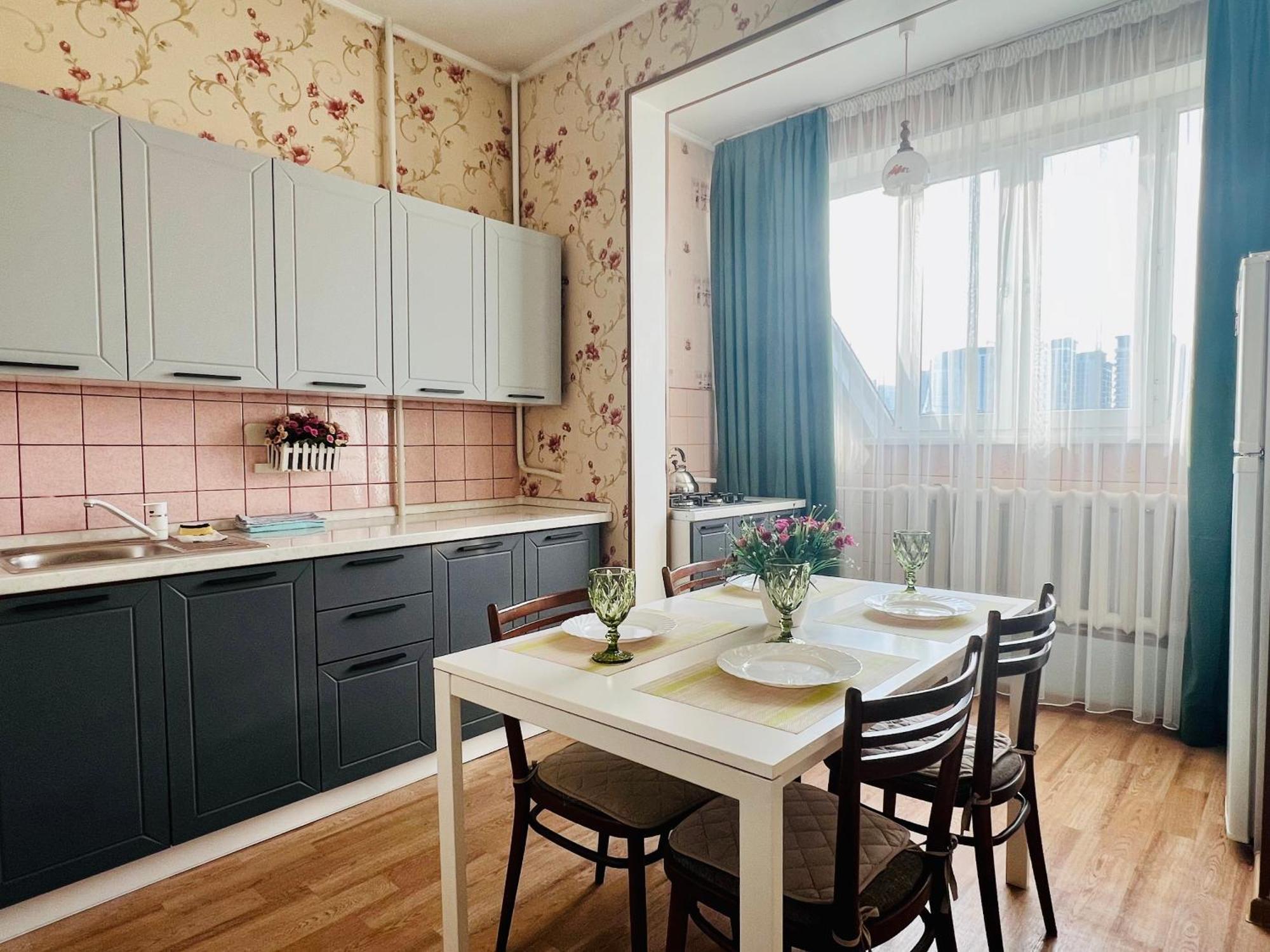 Cozy Three-Room Apartment With Mountain View Алматы Экстерьер фото
